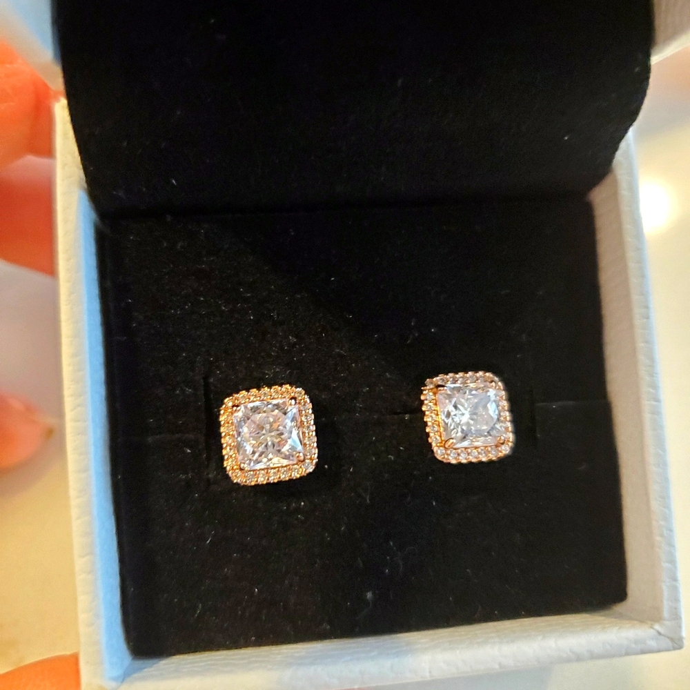 Authentic gold pandora earrings *NEW